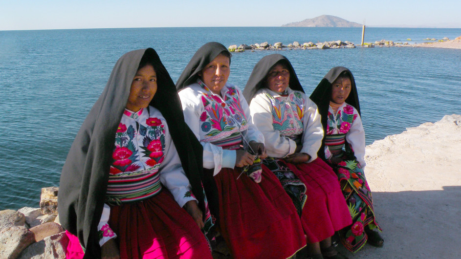Peru Frauen in Puno am Titicaca See