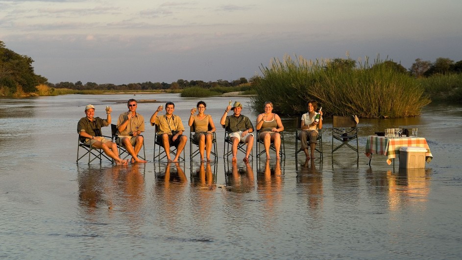 Zambia Wandersafari Sundowner im Wasser