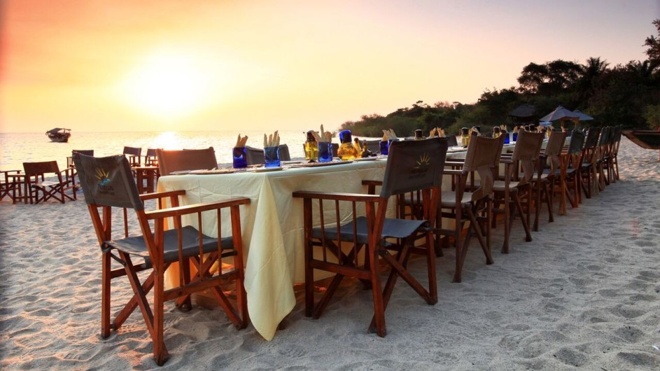 Tanzania Mahale Nationalpark Kungwe Beach Lodge Dinner am Strand