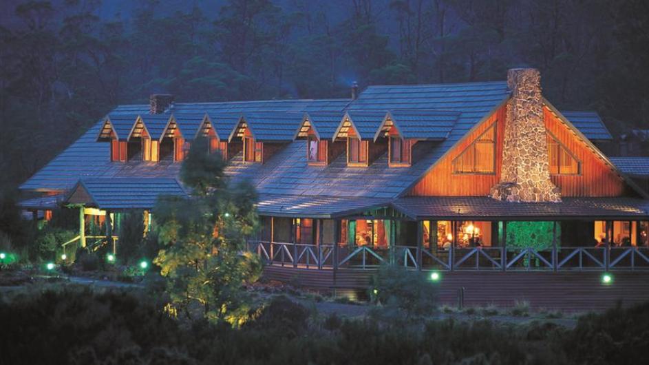 Australien Tasmanien Peppers Cradle Mountain Lodge Außenansicht abends
