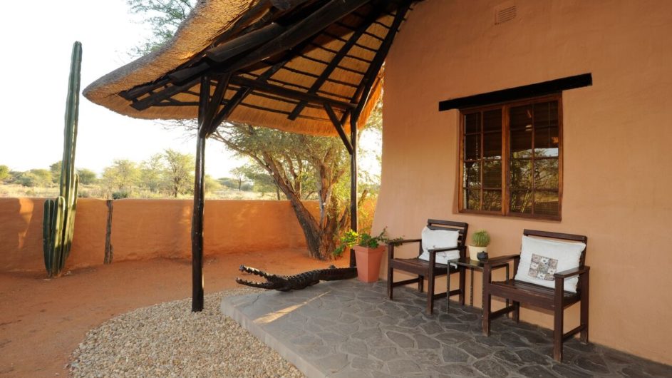 Namibia Eningu Clayhouse Lodge Landschaft Zimmer Terrasse