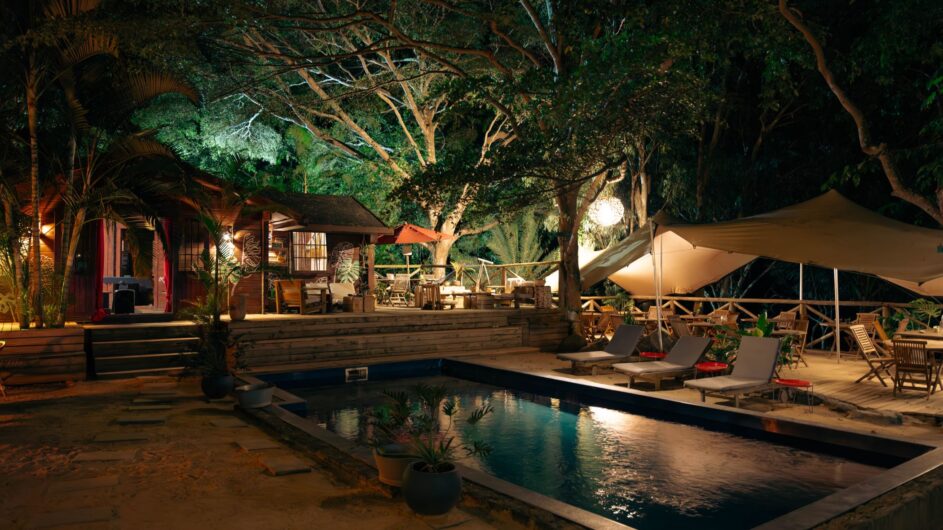 Mauritius - Otentic Exo Tent Lodge - Pool am Abend